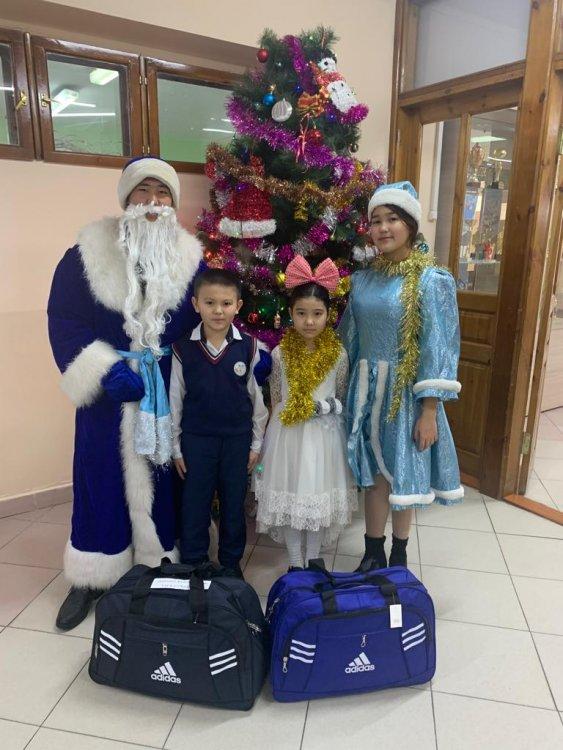 Мектебіміздің аз қамтылған және көпбалалы отбасынан шыққан балаларға қала әкімі атынан силықтар табыс етілді.